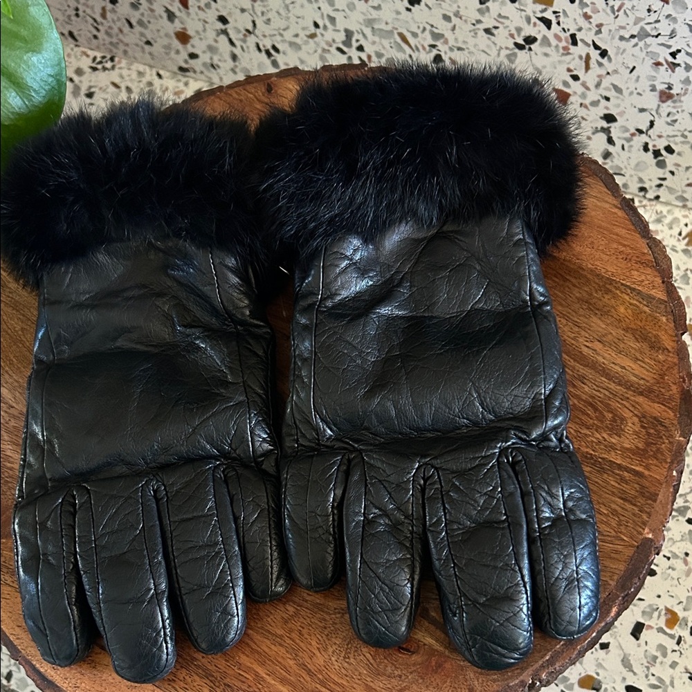 Luxurious Black Leather Gloves with Fur Cuff